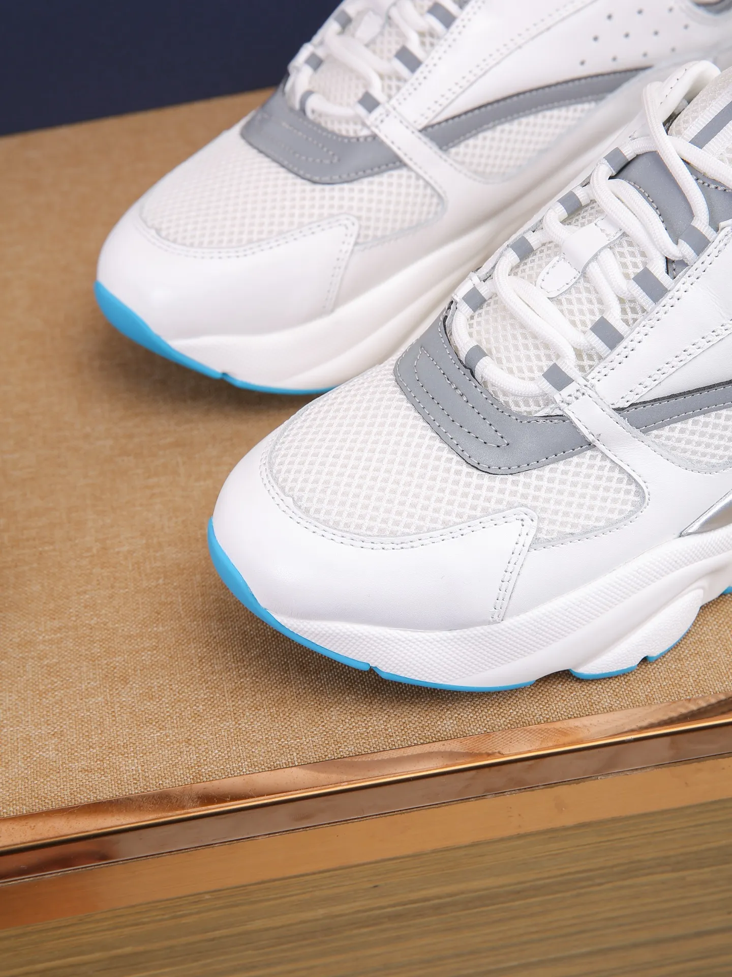 Factory price: 460💰Dior’s top version of D’s b22 men’s sports shoes. Inspired by retro running styles, the chunky low-top silhouette features gray calf leather and blue and white mesh fabric uppers, atop a black, white and blue engraved rubber sole. Nylon ribbon accents the blue mesh tongue and heel counter, and a "dio~" logo appears on the side. Pair it with a suit for a striking contrast and add a sportswear-chic edge to your look. The thick sole can be about 4cm~ Size: 38-45, [46, 47 customized]
